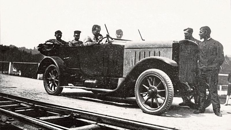 1904 ließ der Däne Jørgen Skafte Rasmussen zusammen mit seinem Kompagnon Carl Ernst die Firma Rasmussen & Ernst ins Handelsregister der Stadt Chemnitz eintragen. Sie vertrieb Maschinen und Apparate aller Art, unter anderem Zubehör für Dampfmaschinen und Haushaltsgeräte. In den Jahren 1916/17 begann Rasmussen mit der Entwicklung eines Dampfkraftwagens, doch das Projekt wurde 1921 eingestellt. Insgesamt entstanden zehn bis zwölf Dampfwagen als Personen- und Lastwagen. Das einzige, was davon übrig blieb, waren die drei Buchstaben DKW als Abkürzung für Dampfkraftwagen. (Bild: Audi)