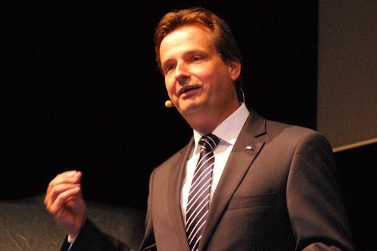 ... erläuterte Wolfgang Booms, Ford-Geschäftsführer Marketing und Vertrieb, die Marktsituation aus Sicht des Kölner Autobauers. (Foto: Scheid)