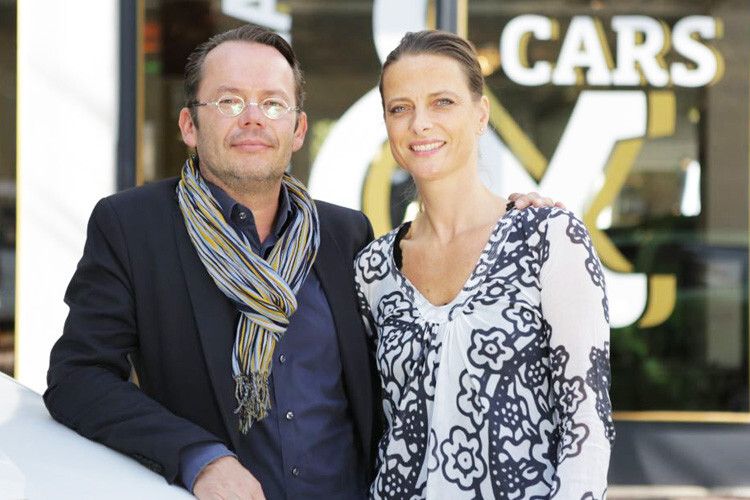 Erfolgreich gestartet: Die Initiatoren des Autohaus-Projektes „Gorillas and Cars“, Stefan und Stefanie Göbel, bieten ihre Autohaus-Café-Marke nun bundesweit als Lizenzkonzept an. (Foto: Atrium Living Pictures)