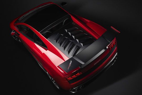 Innen gibt es Karbon und Leder. (Lamborghini)