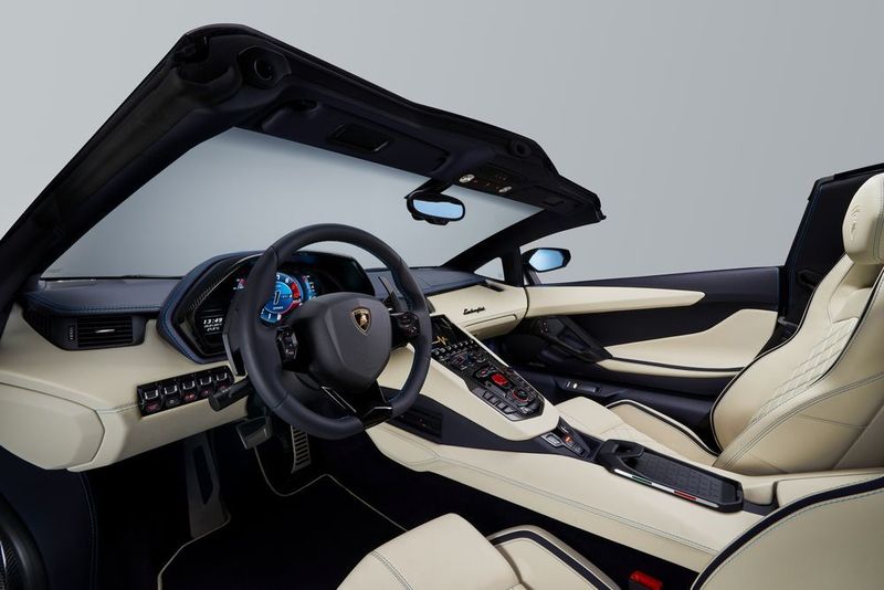 Der Innenraum des Aventador werden hochwertige Materialien mit moderner Infotainmenttechnik kombiniert. (Lamborghini)