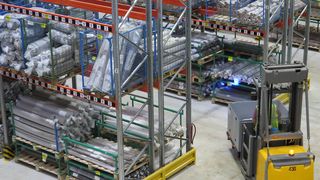 In Erfurt hat Hermes Fulfiment nun Deutschlands größtes Teppichlager in Betrieb genommen. Es bietet eine Fläche von rund 50.000 Quadratmetern und kann maximal 320.000 Teppiche aufnehmen, die bis zu drei Quadratmeter groß sein können. Hier die Details. (Bild: Hermes Fulfilment)