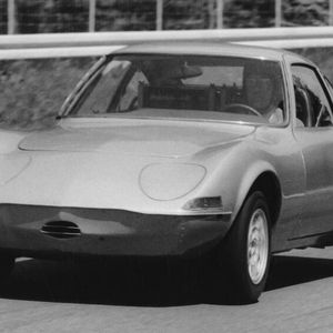 Mit diesem „Elektro GT“ erzielte Georg von Opel am 17. Mai 1971 einige Weltrekorde für E-Autos. Aber: Bereits 590 Kilogramm wog bereits das kleine Batteriepaket mit 280 Zellen. Die Akkupakete von Varta stammten aus dem Flugzeugbau und ließen gerade genug Platz für einen Fahrersitz. Die großen Akkus für die Langstreckenversuche machten GT sogar 740 Kilogramm schwerer und trieben das Leergewicht auf 1,7 Tonnen. Hochdruckreifen von Continental und härtere Federn trugen das zusätzliche Gewicht.(Bild:  Opel / Stellantis)