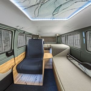 „3rd Space“ („dritter Raum“) nennt sich das Konzept im Konzeptfahrzeug „AMBIENC3“, bei dem Fahrer- und Wohnbereich sowie Büro verschmelzen sollen. Laut Continental soll das Interieur die Motivation beim Arbeiten ebenso wie die Inspiration beim Relaxen unterstützen.(Bild:  Continental)