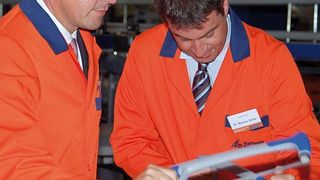 Bert Bleicher (links), geschäftsführender Gesellschafter der Hoffmann-Holding, und Dr. Markus Söder, bayerischer Staatsminister für Umwelt und Gesundheit, zersägten das Eröffnungsband des neuen Hoffmann-Logistikzentrums in Nürnberg.Bild: Maienschein (Archiv: Vogel Business Media)