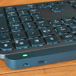 Der fest eingebaute 1.500-mAh-Akku im Keyboard wird über USB-C geladen. (Bild:  Vogel IT-Medien)