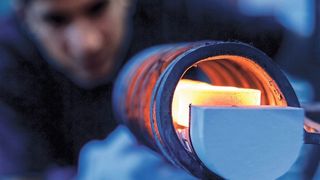 Härterei Gerster  investiert als Kompetenzzentrum für das Randschichthärten gezielt in die Erneuerung ihrer Anlagen, um dank leistungsfähiger und flexibler Steuerungstechnik die hohen Ansprüche der Kunden zu erfüllen. (Härterei Gerster)