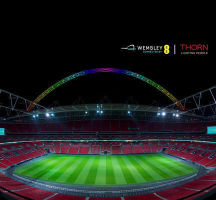 Das iluminierte Wembley-Stadion. (Bild: Thorn)