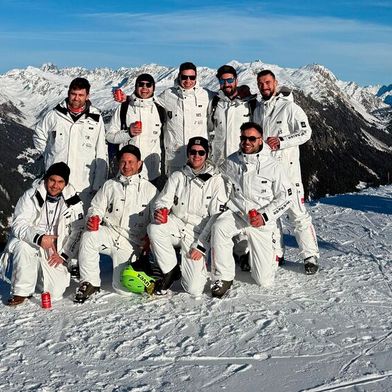 Die jährliche Skitour des Autozentrums Dobler in die österreichischen Alpen ist bei den Autohauskunden sehr beliebt. Organisiert wird das Kundenevent von Mitarbeitern diverser Abteilungen. (Bild: Autohaus Dobler)