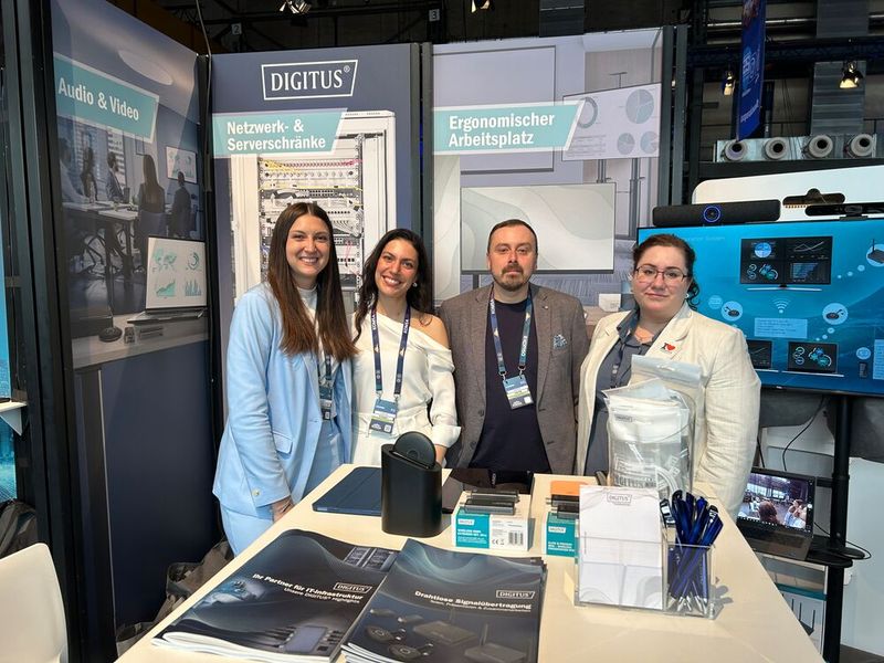 Bei Digitus Assmann mit (v. l.) Alina Messerschmidt (Komsa), Gamze Erdogan (Digitus), Dennis Harzig (Digitus) und Lisa Jonczyk (Komsa) (Bild: Vogel IT-Medien)