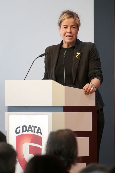 Mona Neubaur, NRW-Ministerin für Wirtschaft, Industrie, Klimaschutz und Energie, bei ihrer Festrede: „Was vor 40 Jahren als mutiger Schritt begann, wurde schnell zu einer echten Pionierleistung in der digitalen Sicherheit.“ (Bild: G Data)