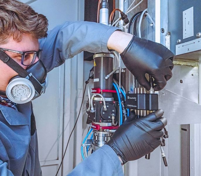 Das neue Pulvermessgerät lässt sich an jeden Prozesskopf für das Pulver-Laserauftragschweißen montieren. (Bild: Christoph Wilsnack/Fraunhofer IWS)