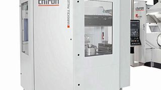 Chiron präsentiert auf der EMO Hannover 2019 die FZ 16 S five axis (rechts teilweise im Bild) erstmals im Duett mit dem Automationssystem „VariocellPallett“ dem Blick der Öffentlichkeit, wie es heißt. Mit dabei sind aber auch die neue, sprachenflexible Zellensteuerung „CellLine“ und eine nachrüstbare Automatisierungsmöglichkeit namens „VariocellUno“ für modernisierte Fertigungssysteme. (Chiron)