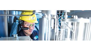 Mit Datenbrille und Helmkamera: Industriedienstleiter Bilfinger machte im Corona-Jahr Instandhaltern vor Ort Expertenwissen digital zugänglich. (Bild: Bilfinger)