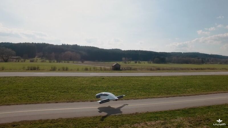 In Bayern ist der weltweit erste elektrische Senkrechtstarter erfolgreich gestartet. Der kleine Jet erreicht eine Höchstgeschwindigkeit von 300 km/h. (Lilium)