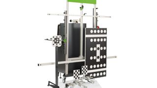 Das neue „DAS 3000“ ist Bosch' erstes universelles Kalibriersystem für eine Vielzahl von Fahrzeugherstellern, das unäbhängig von einem Achsmessstand oder dergleichen arbeitet. (Bild: Bosch)