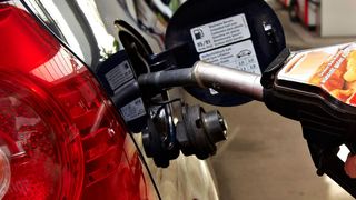 Tanken wird künftig teurer, die Kfz-Steuer auch. (Bild: BDBe)