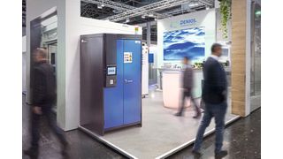 Der Ablauf ist einfach: Ein Mitarbeitender entnimmt ein Gefahrstoffgebinde aus dem Schrank und stellt es später wieder zurück. Sobald die Schranktüren geschlossen werden, erfasst das System den aktuellen Inhalt automatisch per RFID-Technik.  (Bild: Denios)