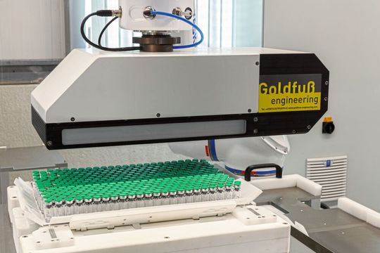 Kleine Fläschchen aus Glas: Das Handling von Vials erfordert vom speziell entwickelten Greifer Fingerspitzengefühl.(Bild:  Yaskawa Europe)