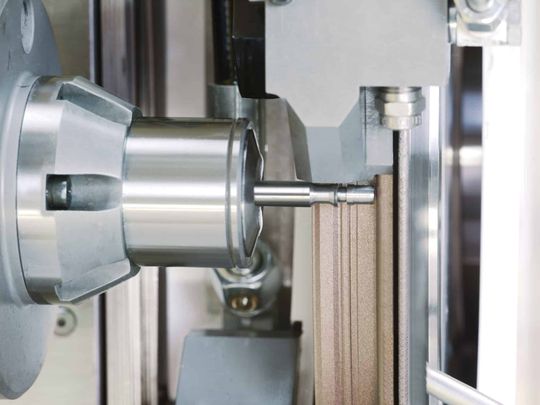 (Die Maschine kann in einer Aufspannung Profile schleifen und Trennen. Das ganze im Standard aus 4 Meter-Stangen. Bild: Junker)