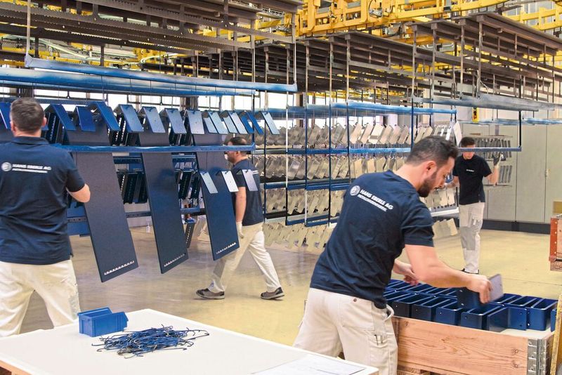 Pulver oder Spray: Auch im Lohnauftrag beschichtet der Blechverarbeiter Bauteile in seiner jüngst installierten, modernen Lackieranlage.  (Bild: SMM Konrad Mücke)