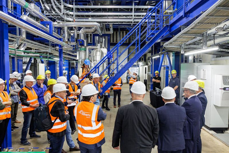 Feierliche Inbetriebnahme des 35-Megawatt-Elektrodenkessels im Gas- und Dampfturbinenkraftwerk 2 mit Vertretern der Politik und den beteiligten Partnerunternehmen am Chemiestandort Leuna  (Bild: Jens Schlüter/ Infraleuna)