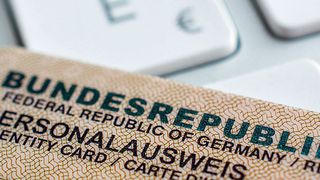 Der Bundestag hat den Weg freigemacht für die Online-Authentifikation von EU-Bürgern (mhp – stock.adobe.com)