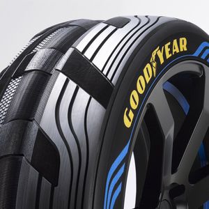 Auf dem Genfer Automobilsalon zeigt Goodyear derzeit die nicht alltägliche Studie eines SUV-Reifens, die allerdings so nie in Serie gehen wird.