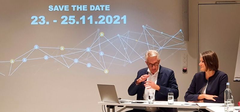 Die Veranstalter der SPS: Martin Roschkowski und Sylke Schulz-Metzner, beide Mesago Messe Frankfurt freuen sich: „Die Messegenehmigung ist inzidenz-unabhängig, eine Absage unsererseits droht deshalb nicht.“ Die Veranstalter der SPS: Martin Roschkowski und Sylke Schulz-Metzner, beide Mesago Messe Frankfurt freuen sich: „Die Messegenehmigung ist inzidenz-unabhängig, eine Absage unsererseits droht deshalb nicht.“