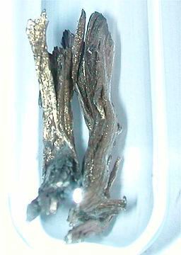 Samarium wird zusammen mit anderen Seltenerdmetallen für Kohle-Lichtbogenlampen für Filmvorführanlagen genutzt. Wegen seines großen Wirkungsquerschnitts für thermische und epithermische Neutronen wird Samarium als Neutronen-Absorber in nuklearen Anwendungen verwendet. Da Sm-149 auch als Spaltprodukt entsteht, ist es ein unvermeidbares Neutronengift in Kernreaktoren. Es dient als Samarium-Cobalt-Verbindung zudem als Permanentmagnete. (Bild: gemeinfrei)