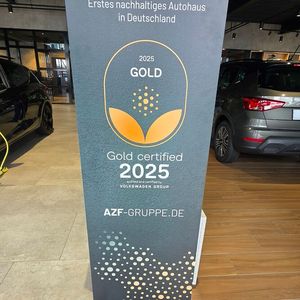 Die AZF-Gruppe wurde für ihre Nachhaltigkeitsbemühungen als erstes VW-Autohaus mit dem „goTOzero-Gold-Status“ ausgezeichnet.(Bild:  Mauritz – VCG)