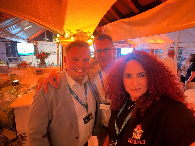 Wir 3 hingegen spielen morgen kein Golf und bleiben noch etwas auf (v. l.) Christian Tienemann (iiyama), Besa (IT-BUSINESS) und Christian List (TD SYNNEX)   (Bild: Vogel IT-Medien)