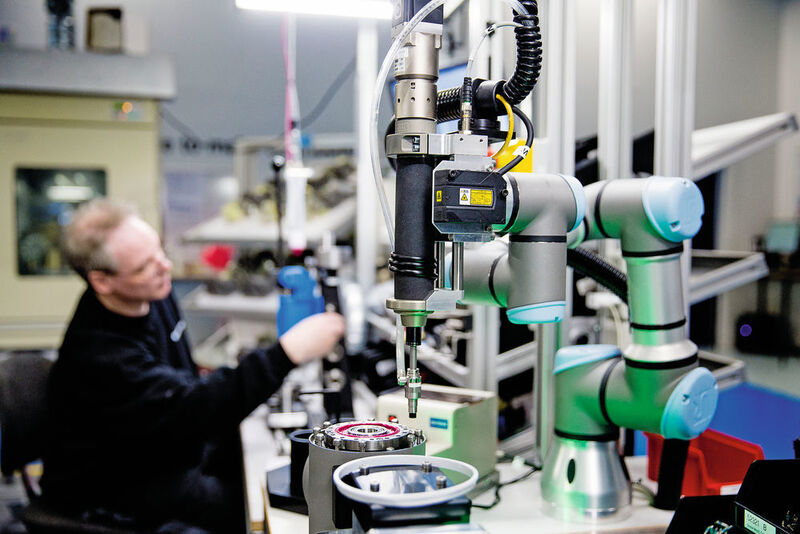 Insgesamt werden bei der Herstellung eines UR-Roboterarms rund 400 Schrauben verbaut. Diese einseitigen, sich wiederholenden Aufgaben übernimmt nun ein Roboter aus dem eigenen Haus. (Universal Robots)
