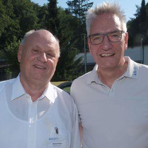 Beim BFC-Branchenabend: Helmut Peter (BFC) und Chefredakteur Wolfgang Michel (kfz-Betrieb).(Bild:  Zietz – VCG)