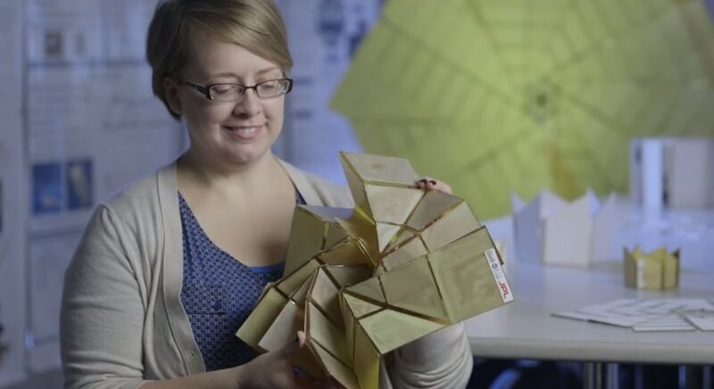 Shannon Zirbel mit der Cubesat-Version eines Origami-Panels... (BYU)