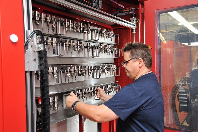 Praktisches Werkzeugkabinett: Direkt an der Maschine angebracht, fasst es bis zu 209 Werkzeuge und ist seit Kurzem zusätzlich mit 30 integrierten Werkstückplätzen lieferbar. (Bild: Kern Microtechnik)