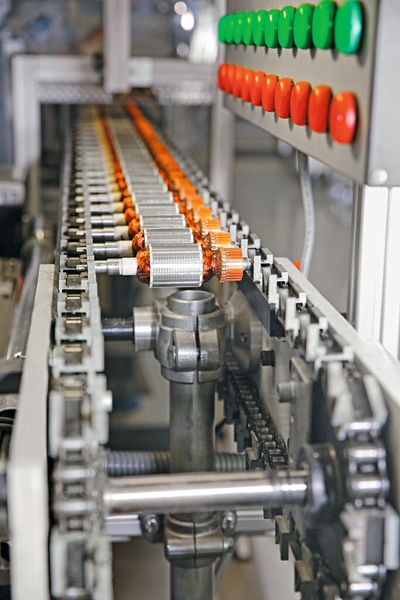 In der eigenen Motorenfertigung werden die Motoren für die Winkelschleifer automatisiert auf einer Großlinie produziert. (Bild: Fein)