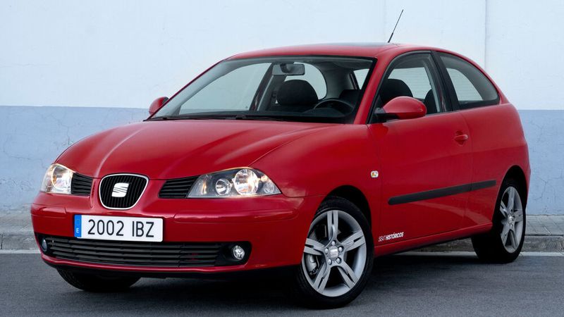 2002 lief die dritte Generation an. Sie basierte auf der Plattform des VW Polo 9N und des Škoda Fabia I und war als Drei- und Fünftürer erhältlich. Im Juni 2006 erhielt der Ibiza ein leichtes Facelift, unter anderem zu erkennen am vorderen Stoßfänger mit getrennten Lufteinlässen und etwas dunkleren Rückleuchten. Der Ibiza FR (Formula Racing) als Nachfolger des  Ibiza Sport verbindet sportliche Komponenten und stärkere Motorisierung mit Komfortfunktionen.  (Bild: Seat)