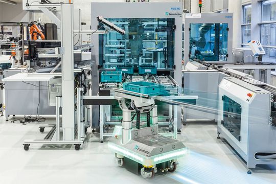 Fahrerlose Transportfahrzeuge (FTF) ermöglichen es, Material und Werkzeuge flexibel durch die Smart Factory zu transportieren.(Bild:  Fraunhofer-IPA)