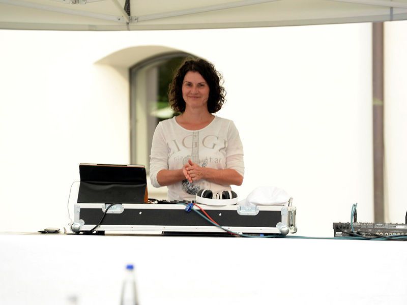 Musikalisch umrahmt wurde der Networking-Abend von ONEWOMAN Entertainment – Djane Ingrid Häfner, die mit Ihrer Musik für eine stimmungsvolle Atmosphäre und einen tollen Ausklang eines Tags ganz im Zeichen der Industriekommunikation sorgte. (bvik / setphoto Thomas R. Schumann)