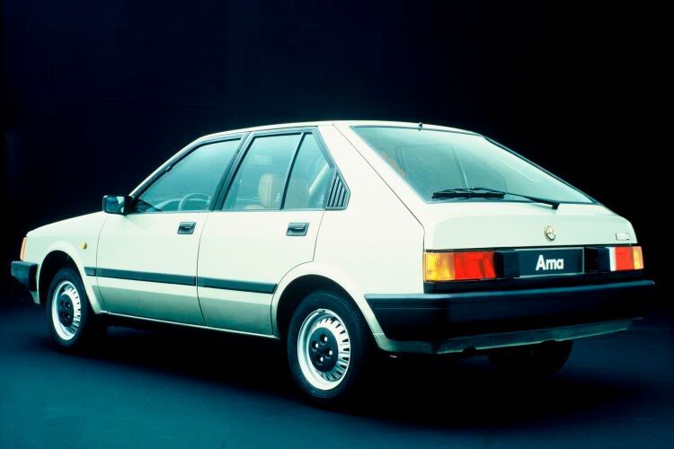 Der Arna war wurde von 1983 bis 1986 in Kooperation mit Nissan gebaut und basierte auf dem Cherry. Ziel war es, die zu dieser Zeit in Italien restriktiven Quotenregelungen für den Import japanischer Fahrzeuge zu umgehen. Nissan suchte einen italienischen Kooperationspartner, der dann einen gewissen Anteil am Wert des Fahrzeugs beisteuerte, womit das hergestellte Produkt als italienisch galt.  (Bild: FCA)