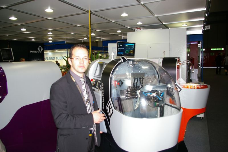 Carlos Almeida Directeur des ventes Suisse de Tornos et une SwissNano. (Image: MSM / JR Gonthier)