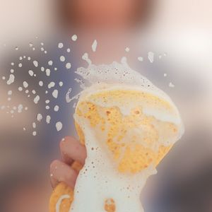 Selbstreinigende Fenster, schmutzabweisende Auto-Innenräume, Wände, auf denen Graffiti nicht haften – die Liste von Dingen ist lang, denen wir eine Oberfläche wünschen, an der kein Dreck kleben bleibt. 