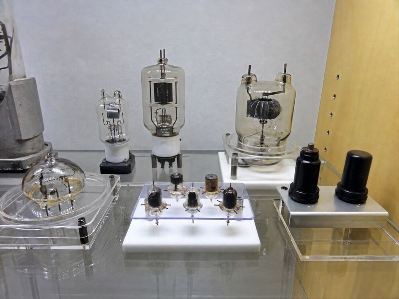 Ein Sortiment an Elektronenröhren, die das japanische Militär während des zweiten Weltkriegs in verschiedendsten Applikationen verwendete. (Bild: frei lizenziert)