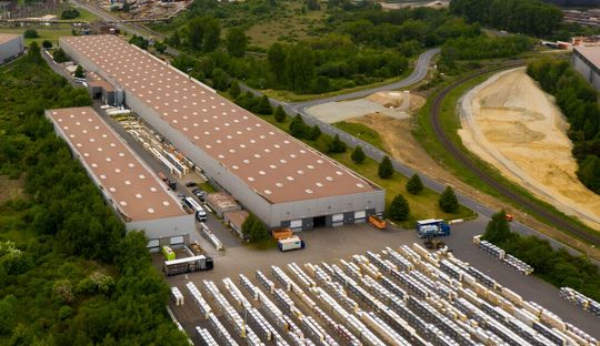 Blick von oben auf die Salzgitter Bauelemente GmbH. Der Mutterkonzern hat das Unternehmen, das für seine brandsicheren Sandwichsysteme bekannt ist, jetzt an den niederländischen Player Falk Bouwsystemen verkauft. Lesen Sie hier, was es damit auf sich hat ...(Bild:  Salzgitter AG)