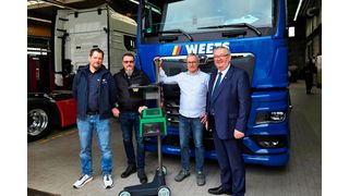 Freude in Emden: Dirk Wibben (l., Hella-Guttmann) überreicht mit Thorsten Kästel (M. TecMotive) und Karl-Heinz Bley (r., Kfz-Präsident von Niedersachsen) an den Werkstattleiter  Bruno Bruns (3.v.l.) das Einstellgerät.  (Bild: ProMotor)