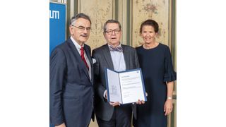 Clariant und Technische Universität München verleihen Dr. Karl Wamsler Innovation Award: (v.l.n.r.) TU-Präsident Wolfgang A. Herrmann, Prof. Stephen L. Buchwald und Susanne Wamsler. (Andreas Heddergott/TUM)