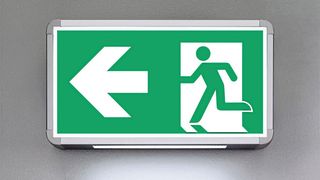 Rettungszeichenleuchten sollen Personen das gefahrlose Verlassen eines Gebäudes ermöglichen, Panik verhindern und Unfallgefahren auf dem Fluchtweg anzeigen. (Bild: licht.de)