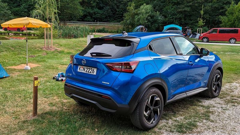 10. Was bin ich denn nun – sportlich oder komfortabel? Insgesamt hat der Juke seinen Charakter mit der Neuauflage deutlich geändert. Das Design ist zwar immer noch markant und sportlich, aber vor allem in der Hybridvariante steht der Fahrkomfort im Mittelpunkt. Der Antrieb ist ein braver Zieher, das Fahrwerk komfortabel abgestimmt und durchaus schlechtwegetauglich. Die Sitze mit ihren integrierten Kopfstützen sehen zwar hochwichtig nach Sportsitz aus, sind aber ziemlich weich gepolstert.  (Bild: Rosenow – VCG)