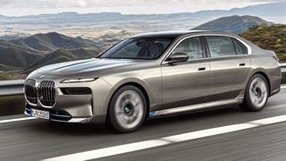 Der BMW 7er fährt künftig unter bestimmten Voraussetzungen selbst. (Bild: BMW)